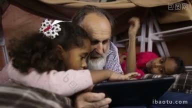 两个混血小女孩向英俊的爷爷<strong>讲解</strong>如何使用平板电脑，带着胡子的严肃孩子教爷爷